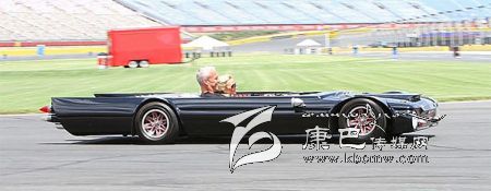 世界上最“扁”的汽車 躺著開！