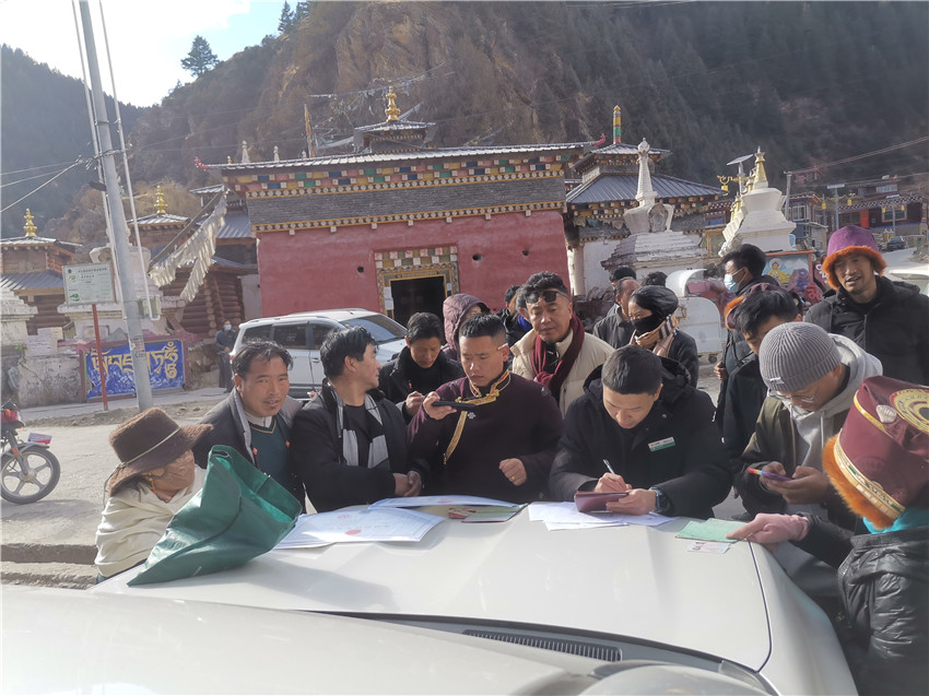 別樣的汽車銀行很接地氣，農(nóng)行德格縣支行開展農(nóng)戶信息建檔，現(xiàn)場為百姓開展金融服務(wù)。.jpg