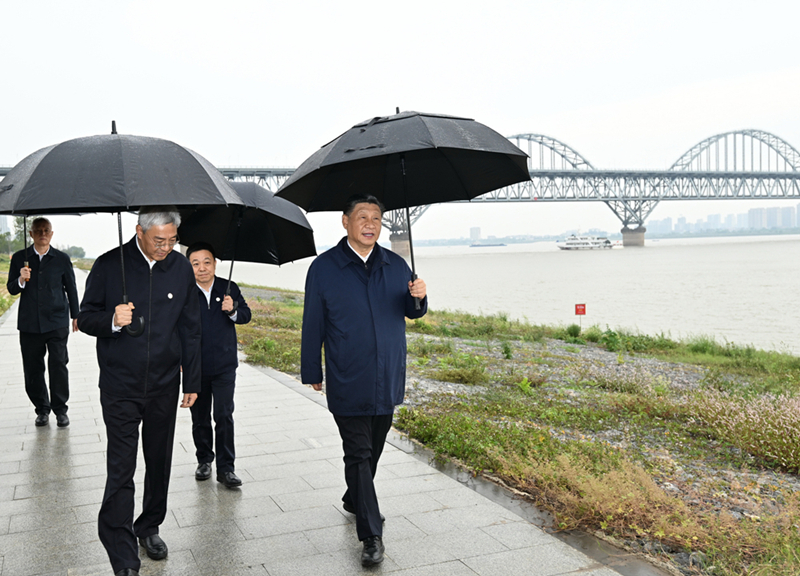 2023年10月10日，習(xí)近平在長江國家文化公園九江城區(qū)段考察時，冒雨沿江堤步行察看沿岸風(fēng)貌。
