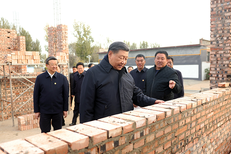 2023年11月10日，習(xí)近平總書記在河北保定涿州市刁窩鎮(zhèn)萬全莊村房屋重建施工現(xiàn)場考察。