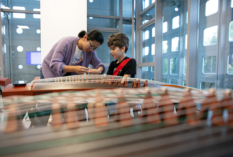 4月29日，在塞爾維亞貝爾格萊德中國文化中心，古箏指導(dǎo)老師王宣（左）在教學(xué)。新華社記者 李京 攝