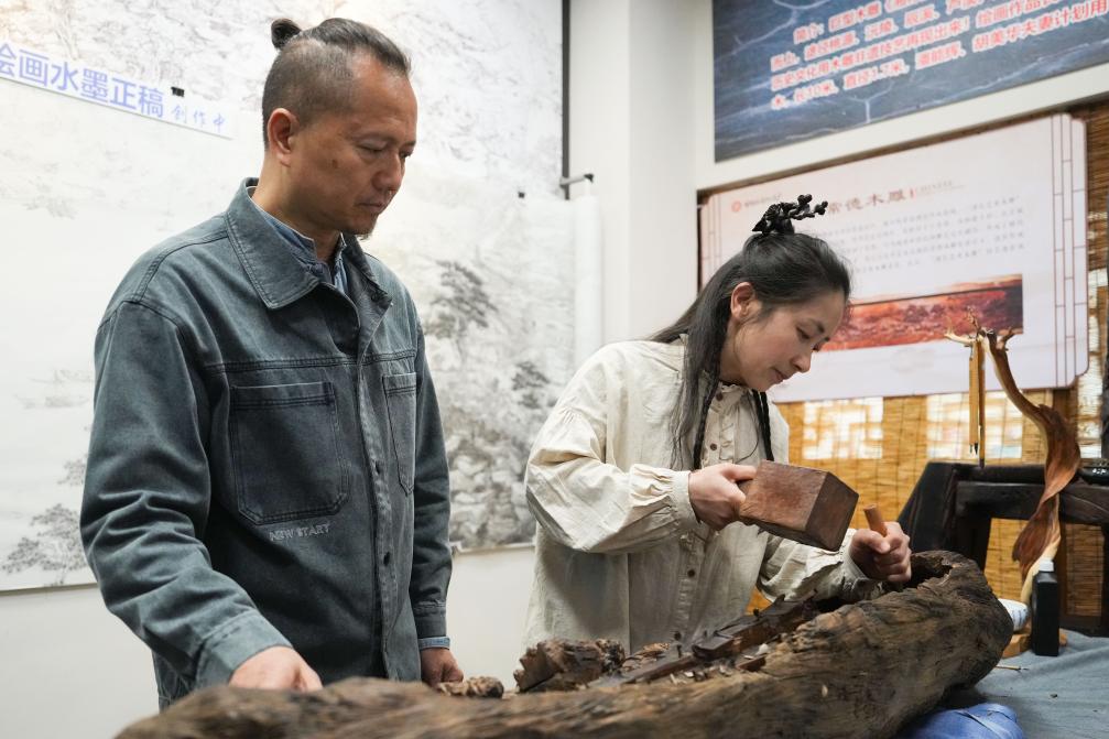 潘能輝和妻子胡美華在湖南常德河街展示木雕。新華社記者 薛宇舸 攝