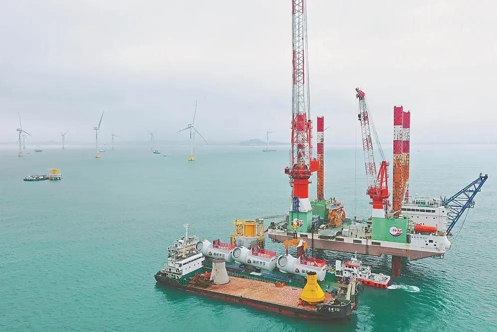 福能集團(tuán)曾是“一煤獨(dú)大”的老國(guó)企，近年來(lái)積極轉(zhuǎn)型，布局新能源、新材料、醫(yī)療健康等領(lǐng)域。圖為福能集團(tuán)三川海上風(fēng)電項(xiàng)目。（資料圖片）