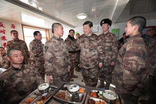 2014年1月26日中午，習(xí)近平來到連隊食堂，同戰(zhàn)士們一起用餐。新華社記者 李剛 攝
