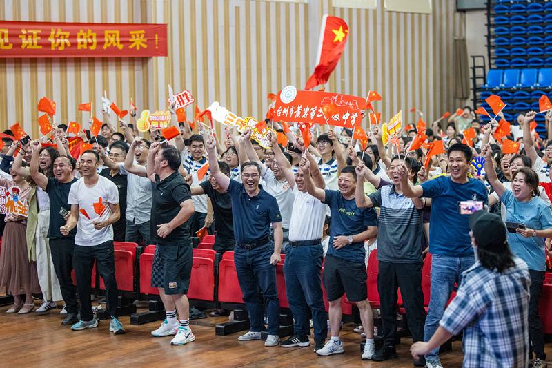 北京時(shí)間7月27日，2024年巴黎奧運(yùn)會(huì)首個(gè)比賽日，在射擊10米氣步槍混合團(tuán)體比賽中，中國(guó)選手黃雨婷/盛李豪獲得金牌。圖為黃雨婷的母校師生們通過(guò)收看奧運(yùn)直播的方式為她加油助威。